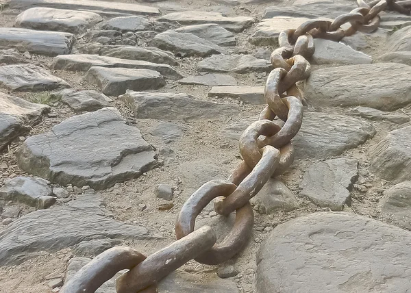 Cadeia de ferro no chão de pedra — Fotografia de Stock