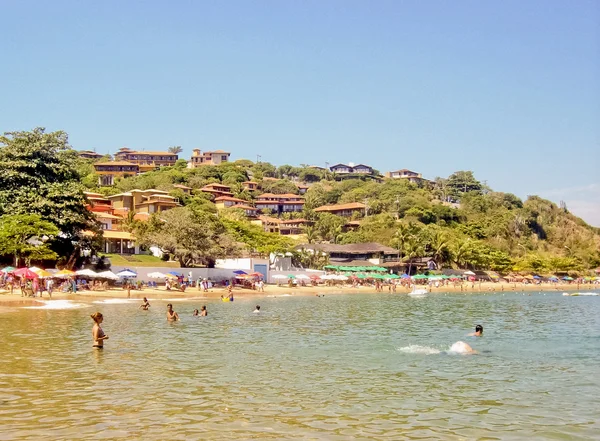 Люди, наслаждающиеся пляжем в Бразилии — стоковое фото