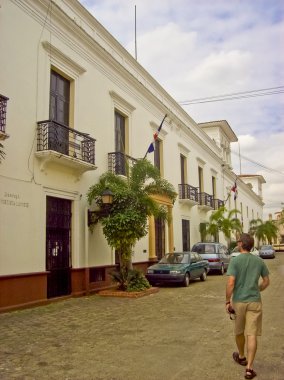 santo domingo bir sömürge sokakta yürüyen adam