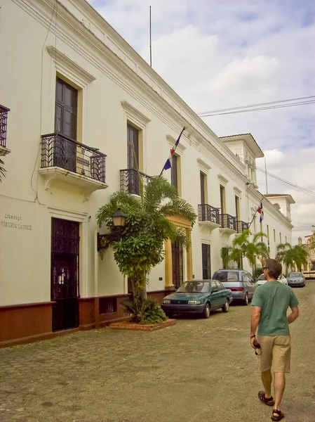 Man lopen in een koloniale straat van santo domingo — Stockfoto