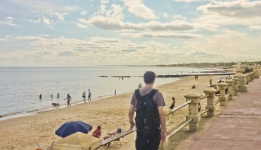 boardwalk yürüyen genç adam