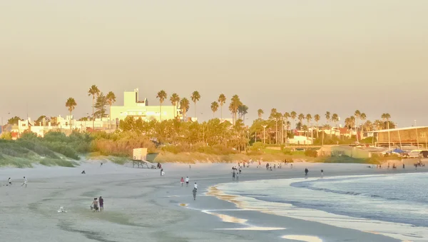 Människor njuter av stranden i montevideo — Stockfoto