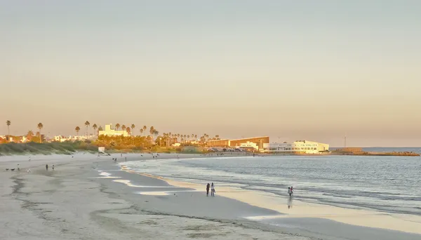 Mensen op het strand in montevideo — Stockfoto