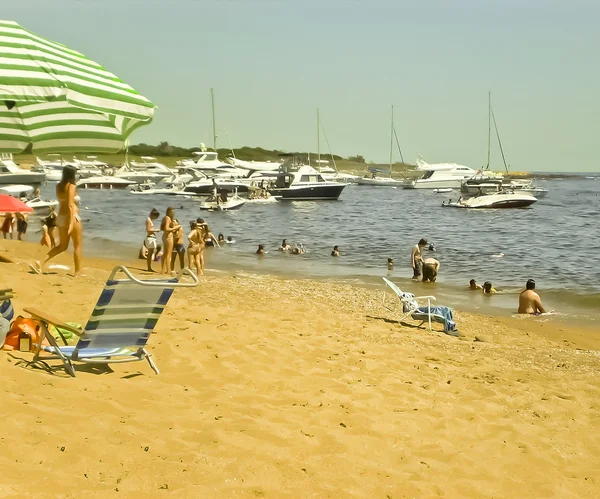 Personas y Barcos en la Playa de una Isla — Foto de Stock
