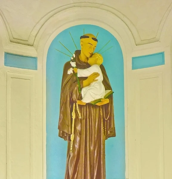Saint med jesus i händerna skulptur — Stockfoto