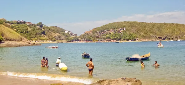 Pessoas desfrutando da praia no Brasil, América do Sul . — Fotografia de Stock