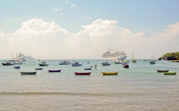 Groep van boten in een Braziliaans eiland — Stockfoto