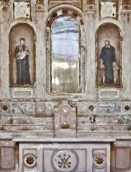 Terk edilmiş bir kilisenin iç — Stok fotoğraf