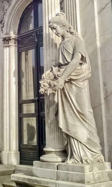 Mulher com uma rosa Escultura — Fotografia de Stock