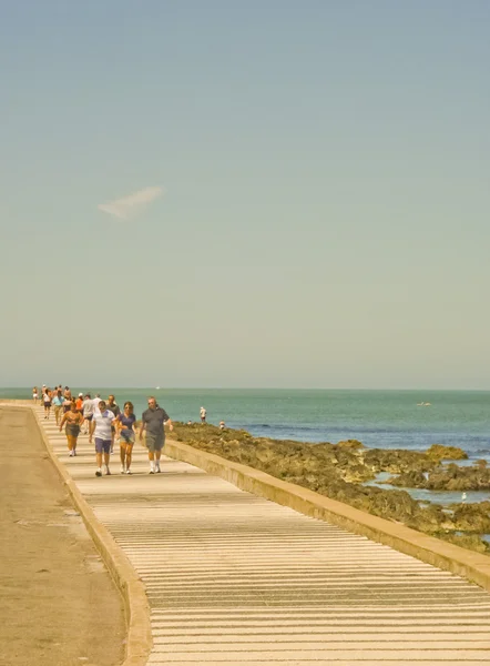 Gente caminando en el paseo marítimo —  Fotos de Stock