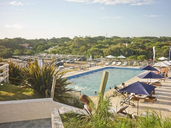 Piscina entre Naturaleza — Foto de Stock