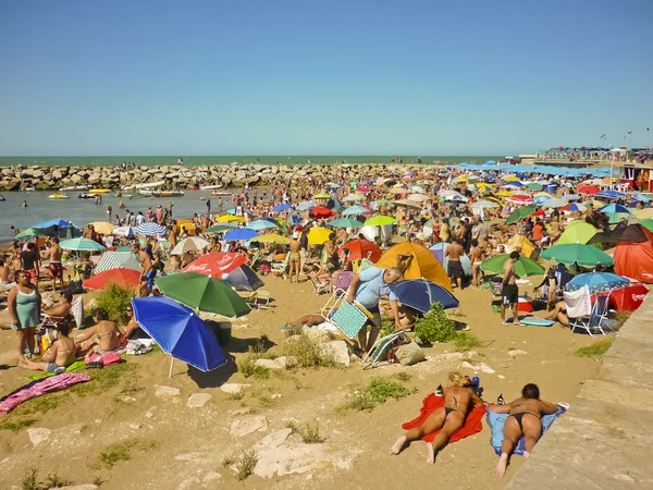 Spiaggia affollata — Foto Stock