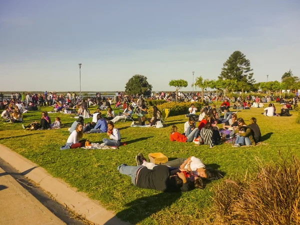 Une foule de personnes profite d'un dimanche ensoleillé au parc — Photo