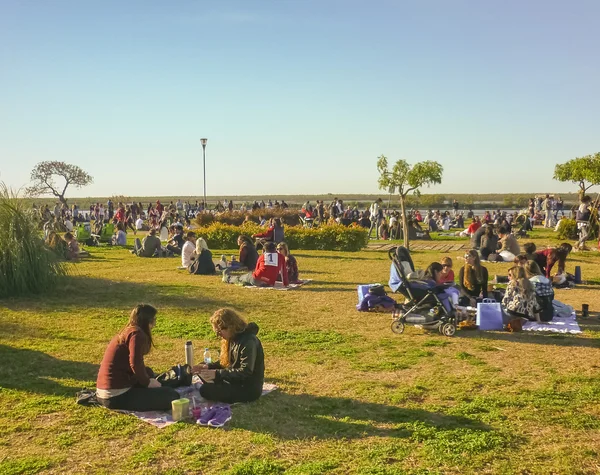 Tłum ludzi, ciesząc się słoneczną niedzielę w parku — Zdjęcie stockowe