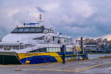 PIRAEUS, GREECE, HAZİRAN - 2020 - Ünlü Pireus limanında kış günü, Atina, Yunanistan