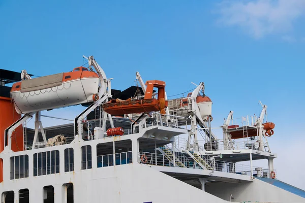 停泊在比雷埃夫斯港 雅典和希腊的白色游轮的详细情况 — 图库照片