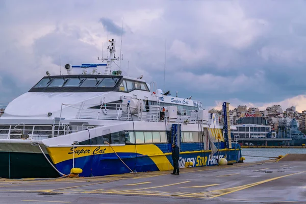 PIRAEUS, GREECE, HAZİRAN - 2020 - Ünlü Pireus limanında kış günü, Atina, Yunanistan