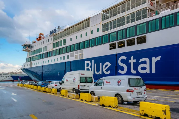 PIRAEUS, GREECE, HAZİRAN - 2020 - Ünlü Pireus limanında kış günü, Atina, Yunanistan