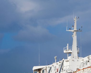 Beyaz yolcu gemisi Pireus Limanı, Atina, Yunanistan 'a park etmiş.