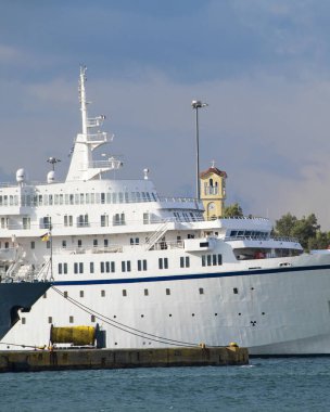 Beyaz yolcu gemisi Pireus Limanı, Atina, Yunanistan 'a park etmiş.