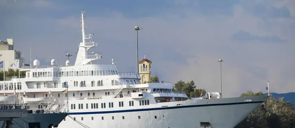 Crucero Blanco Estacionado Puerto Del Pireo Athens Grecia —  Fotos de Stock