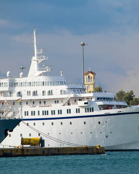Beyaz yolcu gemisi Pireus Limanı, Atina, Yunanistan 'a park etmiş.
