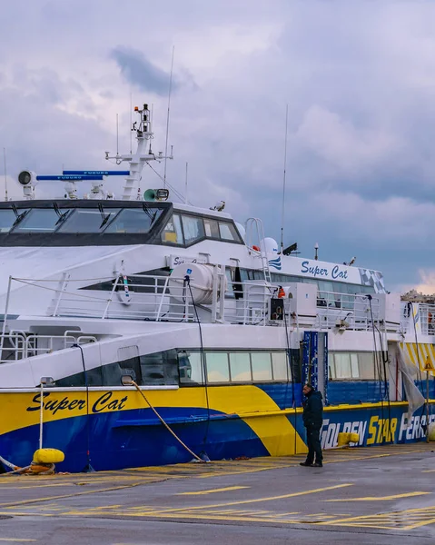 PIRAEUS, GREECE, HAZİRAN - 2020 - Ünlü Pireus limanında kış günü, Atina, Yunanistan