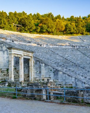 Ünlü epidaurus tiyatrosunda kış günü sahnesi, peloponesse, Yunanistan