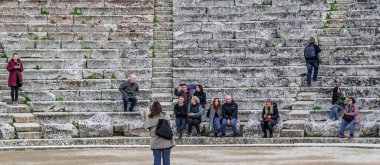 PELOPONNESE, GREECE, HAZİRAN - 2020 - Ünlü epidaurus tiyatrosunda kış günü sahnesi, peloponesse, Yunanistan