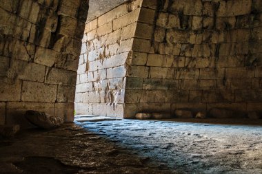 Ünlü agamemnon mezarının iç görünümü, micenas bölgesi, Yunanistan