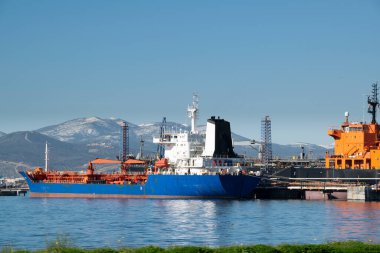 Yunanistan 'ın Peloponnese bölgesinde küçük liman ve karlı dağ manzarası