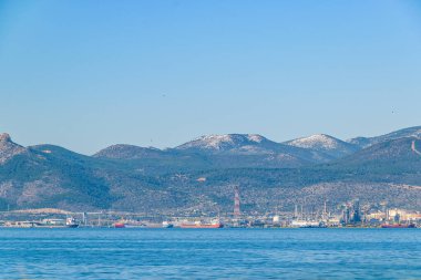Yunanistan 'ın Peloponnese bölgesinde küçük liman ve karlı dağ manzarası