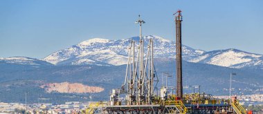 Yunanistan 'ın Peloponnese bölgesinde küçük liman ve karlı dağ manzarası