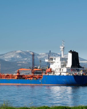 Yunanistan 'ın Peloponnese bölgesinde küçük liman ve karlı dağ manzarası