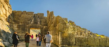 MICENAE, GREECE, HAZİRAN - 2020 - Ünlü Lyon kapısı, micenas şehri, Yunanistan