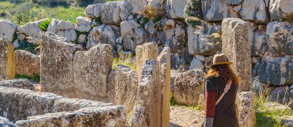 Mujer Vista Trasera Caminando Famosa Ciudad Micenas Arqueológicas Grecia — Foto de Stock