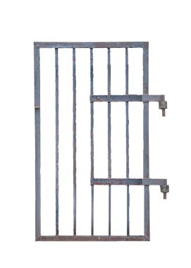 Kapalı hapishane kapısı beyaz fotoğrafta izole edilmiş.