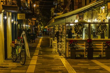 NAFPLION, GREECE, JANURY - 2020 - Yunanistan 'ın Nafplion şehrinin tarihi merkezinde gece şehir manzarası.