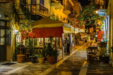 NAFPLION, GREECE, JANURY - 2020 - Yunanistan 'ın Nafplion şehrinin tarihi merkezinde gece şehir manzarası.