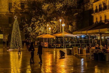 NAFPLION, GREECE, JANURY - 2020 - Yunanistan 'ın Nafplion şehrinin tarihi merkezinde gece şehir manzarası.