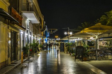 NAFPLION, GREECE, JANURY - 2020 - Yunanistan 'ın Nafplion şehrinin tarihi merkezinde gece şehir manzarası.
