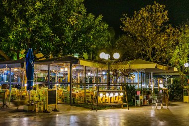 NAFPLION, GREECE, JANURY - 2020 - Yunanistan 'ın Nafplion şehrinin tarihi merkezinde gece şehir manzarası.