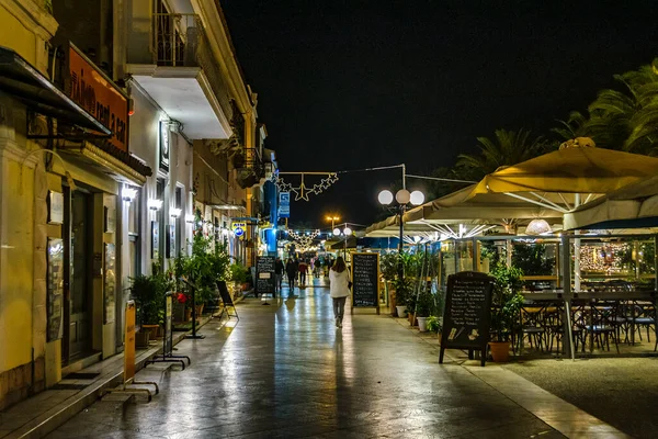 NAFPLION, GREECE, JANURY - 2020 - Yunanistan 'ın Nafplion şehrinin tarihi merkezinde gece şehir manzarası.
