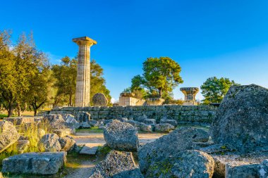 Antik Olimpiyat şehrinin kalıntılarında gündüz sahnesi, Yunan