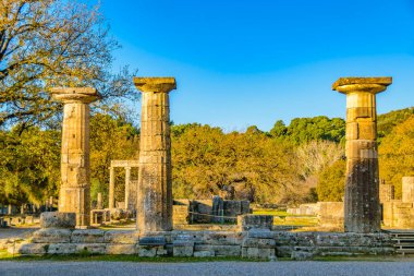 Antik Olimpiyat şehrinin kalıntılarında gündüz sahnesi, Yunan