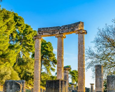Antik Olimpiyat şehrinin kalıntılarında gündüz sahnesi, Yunan