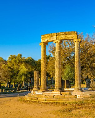 Antik Olimpiyat şehrinin kalıntılarında gündüz sahnesi, Yunan