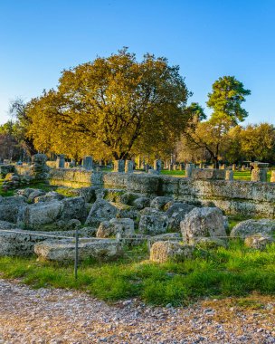 Antik Olimpiyat şehrinin kalıntılarında gündüz sahnesi, Yunan
