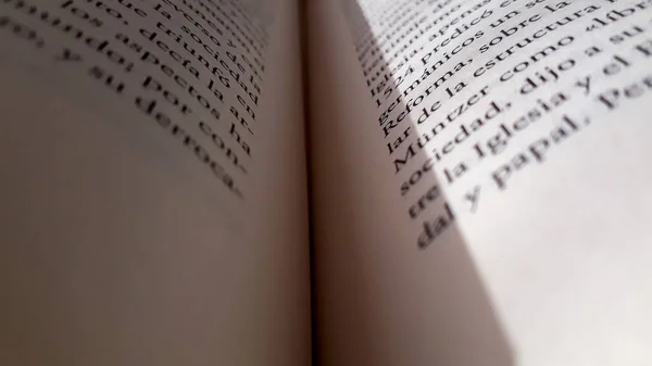 Nahaufnahme Spanischer Text Buch Öffnen — Stockfoto