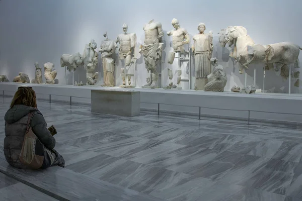 Mujer Sentada Mirando Esculturas Museo Arqueológico Olympia Grecia —  Fotos de Stock